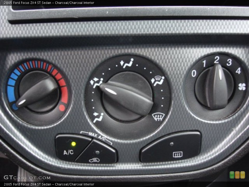 Charcoal/Charcoal Interior Controls for the 2005 Ford Focus ZX4 ST Sedan #55780845