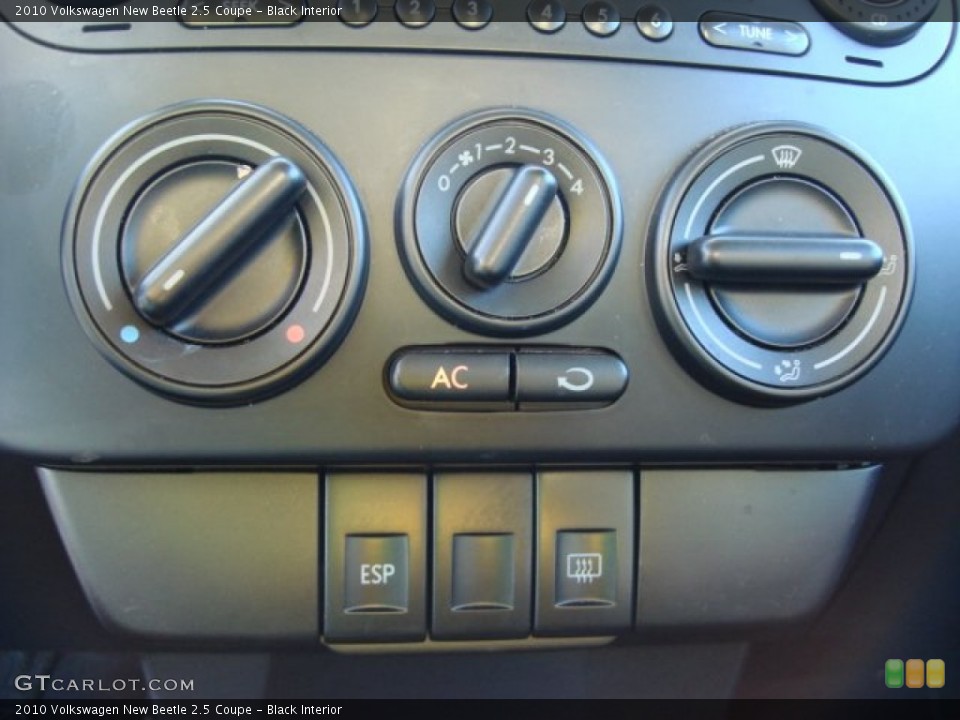 Black Interior Controls for the 2010 Volkswagen New Beetle 2.5 Coupe #55784150
