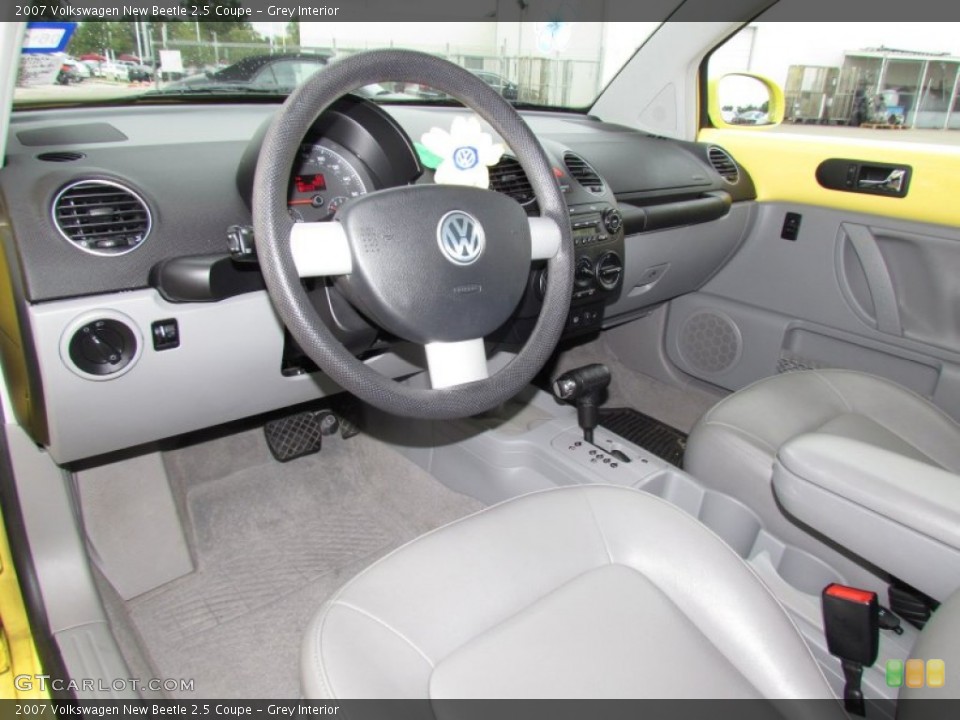 Grey Interior Dashboard for the 2007 Volkswagen New Beetle 2.5 Coupe #55845641