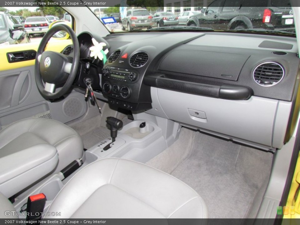 Grey Interior Dashboard for the 2007 Volkswagen New Beetle 2.5 Coupe #55845644