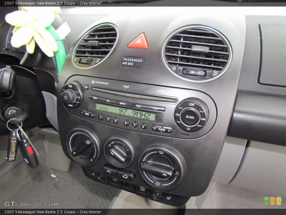 Grey Interior Dashboard for the 2007 Volkswagen New Beetle 2.5 Coupe #55845647