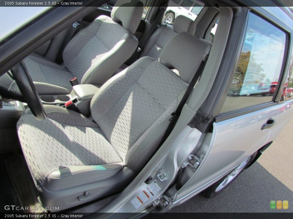 Gray Interior Photo for the 2005 Subaru Forester 2.5 XS #56032667