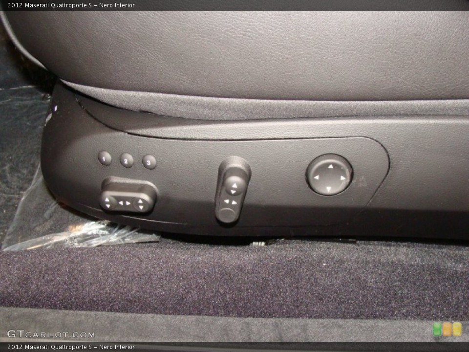 Nero Interior Controls for the 2012 Maserati Quattroporte S #56137031