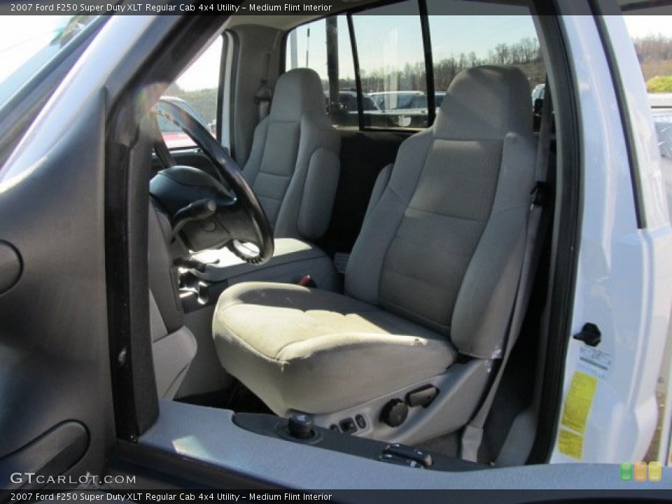 Medium Flint Interior Photo for the 2007 Ford F250 Super Duty XLT Regular Cab 4x4 Utility #56145356