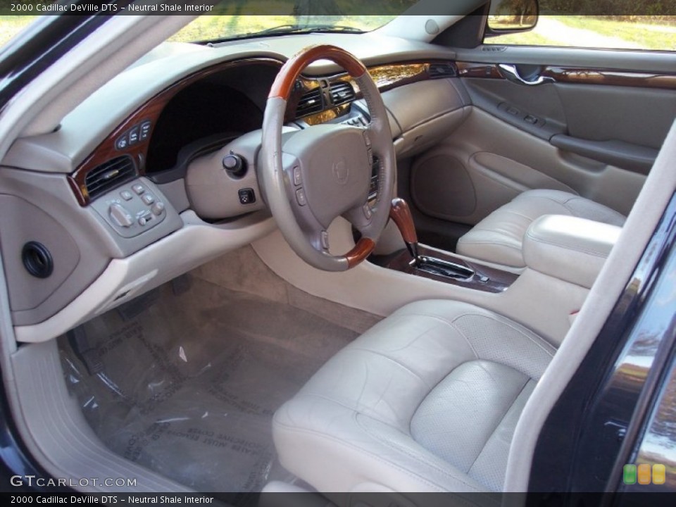 Neutral Shale Interior Photo for the 2000 Cadillac DeVille DTS #56151416