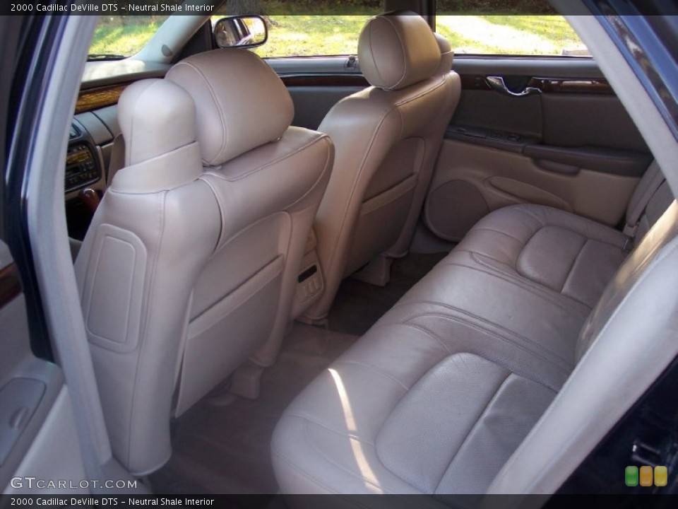 Neutral Shale Interior Photo for the 2000 Cadillac DeVille DTS #56151446