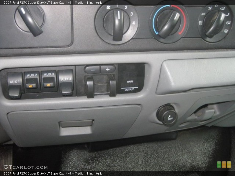 Medium Flint Interior Controls for the 2007 Ford F250 Super Duty XLT SuperCab 4x4 #56211455