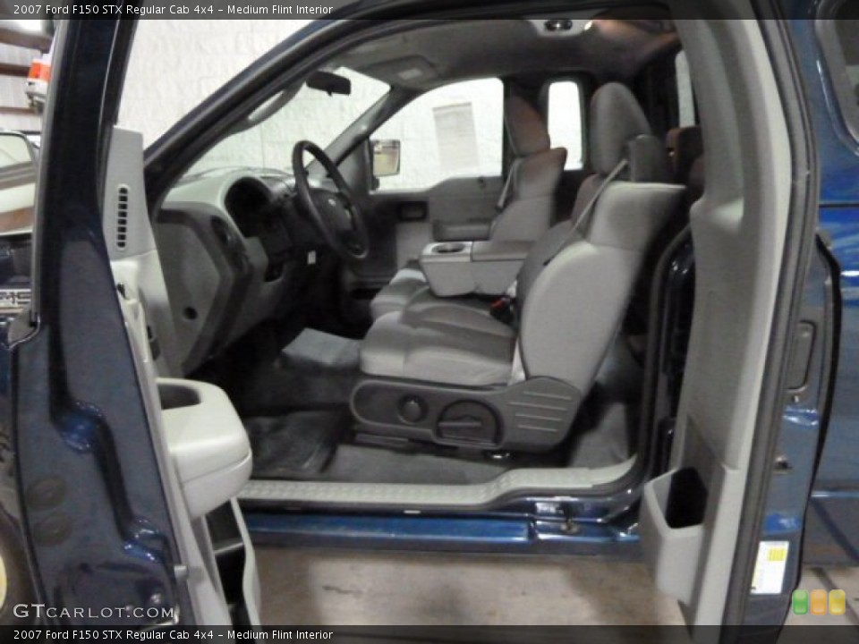 Medium Flint Interior Photo for the 2007 Ford F150 STX Regular Cab 4x4 #56231879