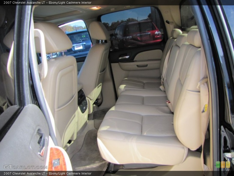 Ebony/Light Cashmere Interior Photo for the 2007 Chevrolet Avalanche LT #56233610