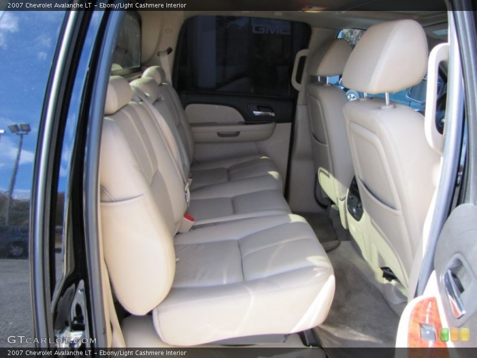 Ebony/Light Cashmere Interior Photo for the 2007 Chevrolet Avalanche LT #56233618