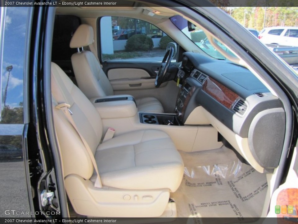 Ebony/Light Cashmere Interior Photo for the 2007 Chevrolet Avalanche LT #56233625