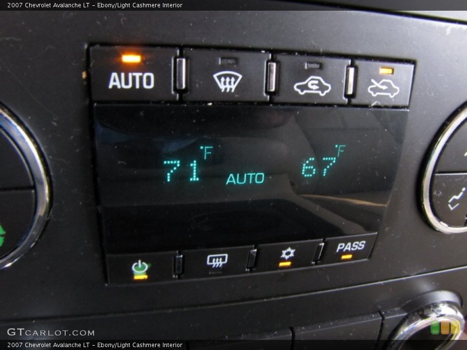 Ebony/Light Cashmere Interior Controls for the 2007 Chevrolet Avalanche LT #56233691