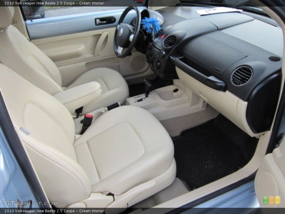 Cream Interior Photo for the 2010 Volkswagen New Beetle 2.5 Coupe #56431294