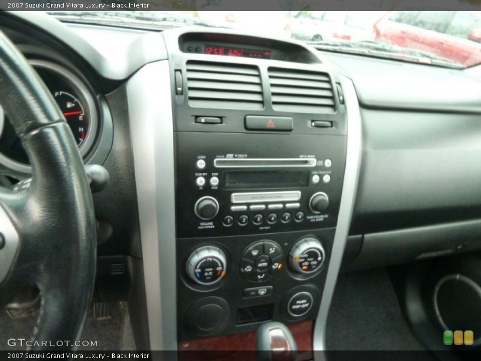 Black Interior Controls for the 2007 Suzuki Grand Vitara Luxury #56515204