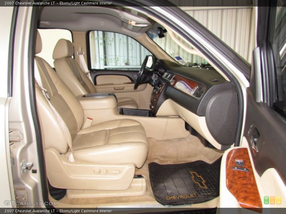 Ebony/Light Cashmere Interior Photo for the 2007 Chevrolet Avalanche LT #56530118