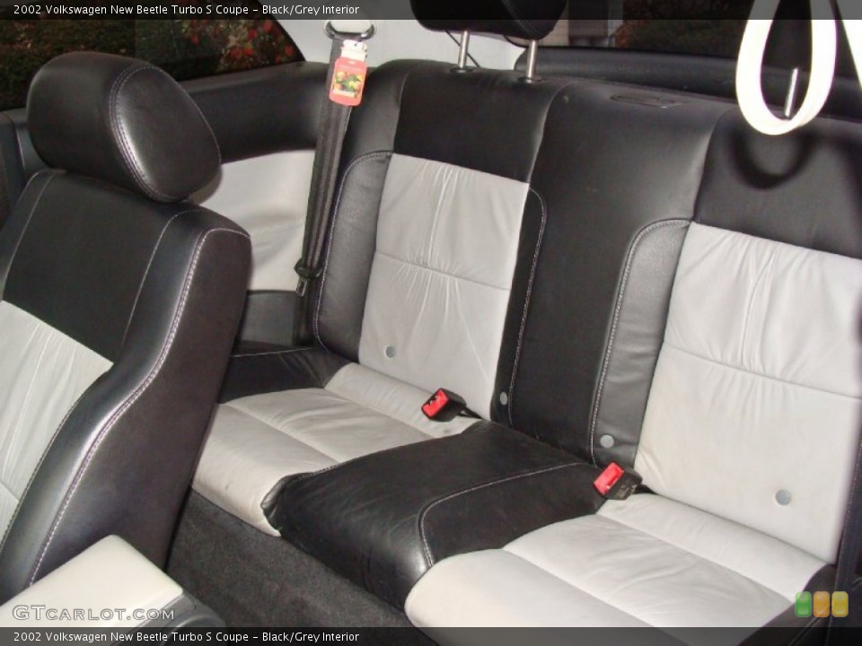 Black/Grey Interior Photo for the 2002 Volkswagen New Beetle Turbo S Coupe #56560012