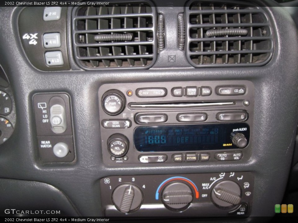 Medium Gray Interior Controls for the 2002 Chevrolet Blazer LS ZR2 4x4 #56636757