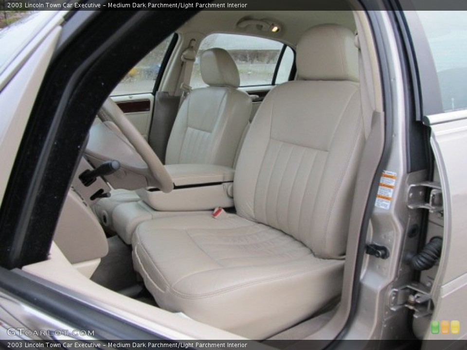 Medium Dark Parchment/Light Parchment Interior Photo for the 2003 Lincoln Town Car Executive #56698778