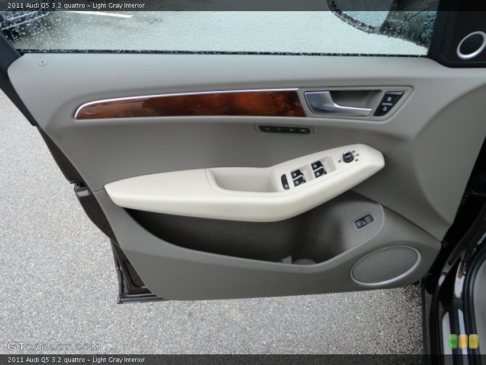 Light Gray Interior Door Panel for the 2011 Audi Q5 3.2 quattro #56836337