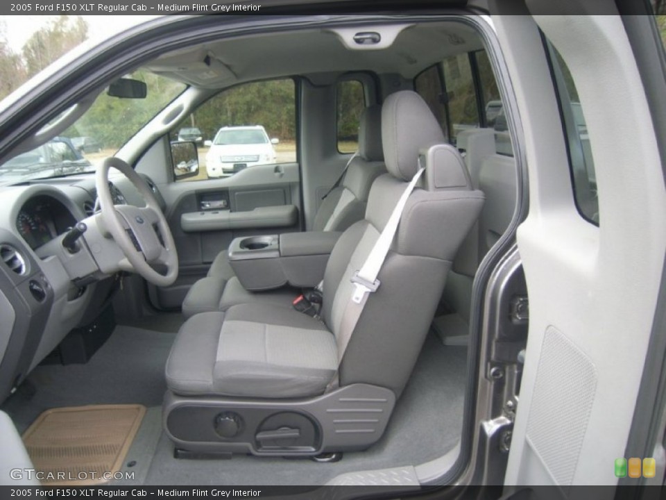 Medium Flint Grey Interior Photo for the 2005 Ford F150 XLT Regular Cab #57090260