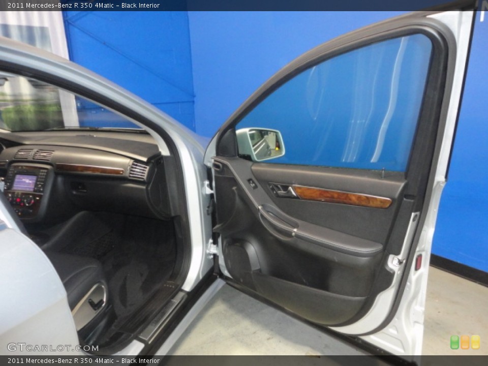 Black Interior Door Panel for the 2011 Mercedes-Benz R 350 4Matic #57157369