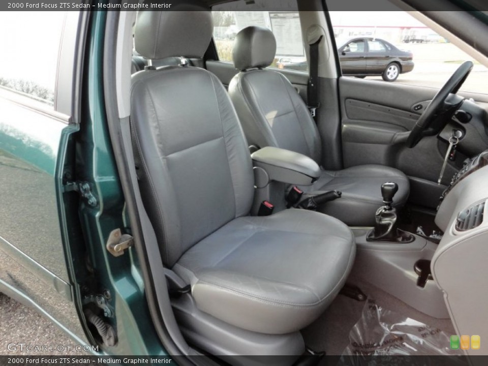 Medium Graphite Interior Photo for the 2000 Ford Focus ZTS Sedan #57301570