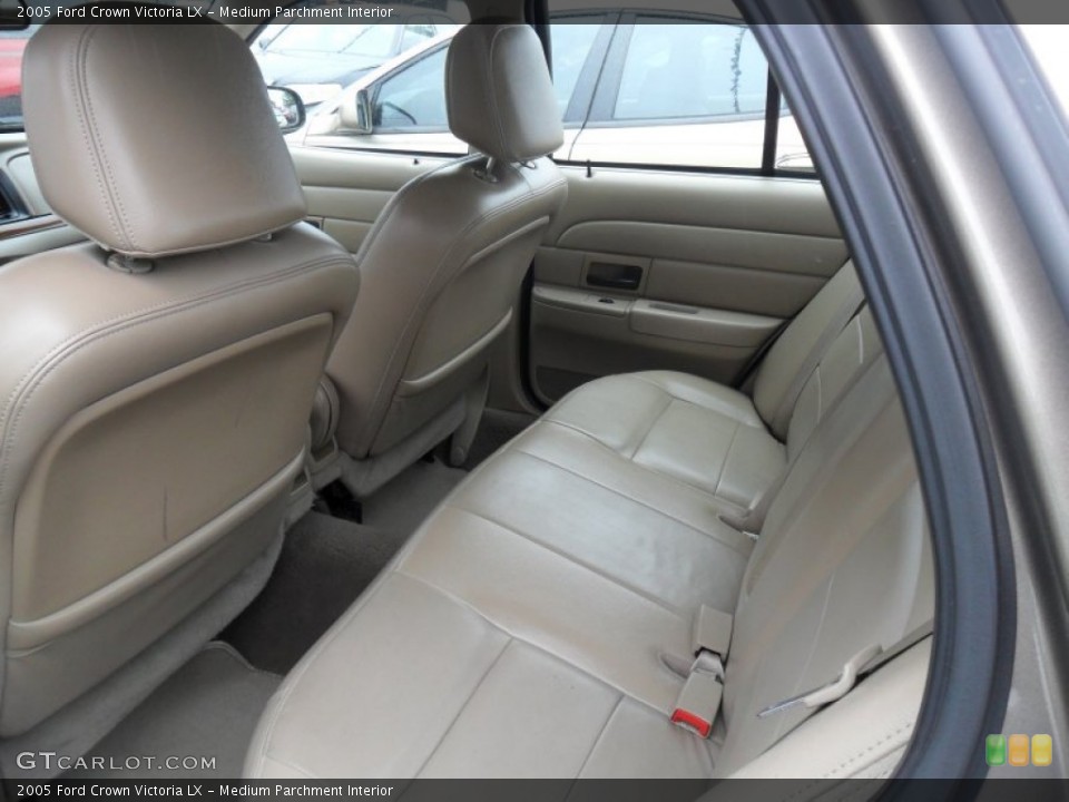 Medium Parchment Interior Photo for the 2005 Ford Crown Victoria LX #57481930