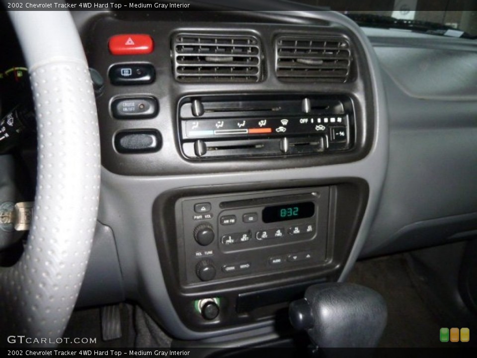 Medium Gray Interior Controls for the 2002 Chevrolet Tracker 4WD Hard Top #57501951