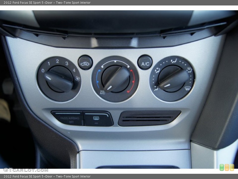 Two-Tone Sport Interior Controls for the 2012 Ford Focus SE Sport 5-Door #58231091