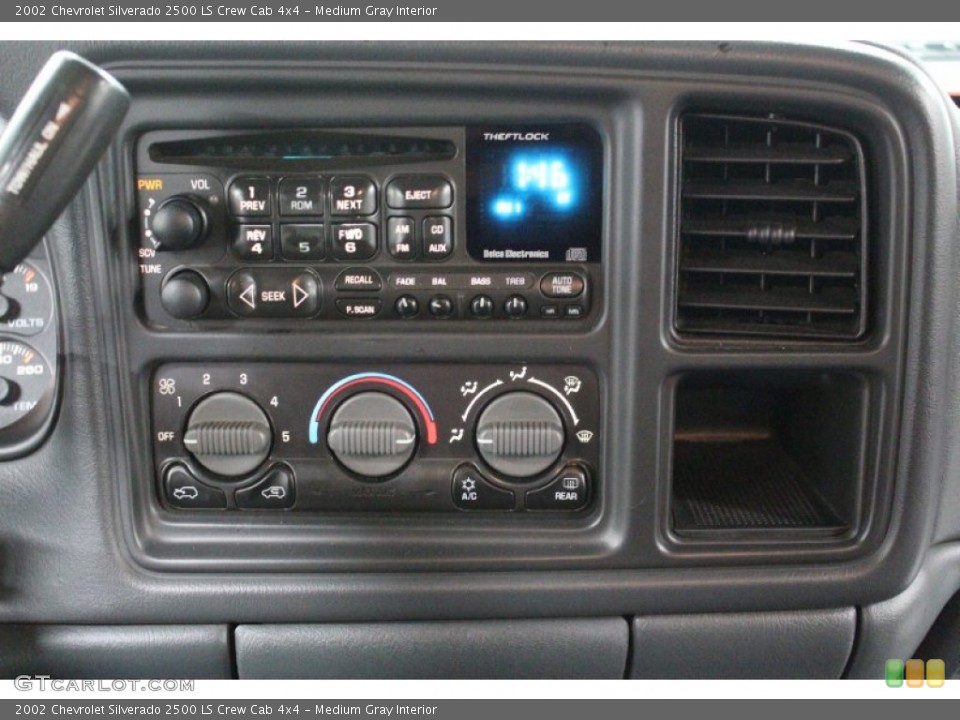 Medium Gray Interior Controls for the 2002 Chevrolet Silverado 2500 LS Crew Cab 4x4 #58496830