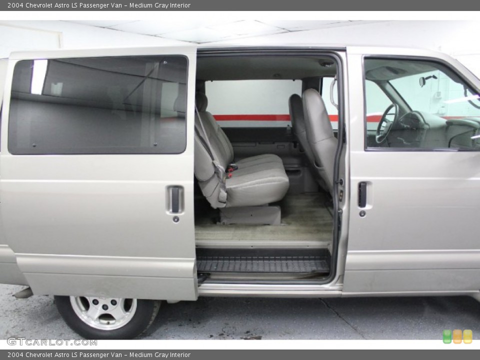 Medium Gray Interior Photo for the 2004 Chevrolet Astro LS Passenger Van #58600326