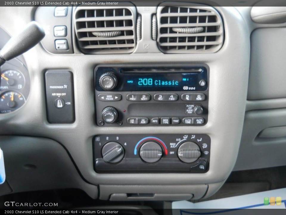 Medium Gray Interior Controls for the 2003 Chevrolet S10 LS Extended Cab 4x4 #58661294