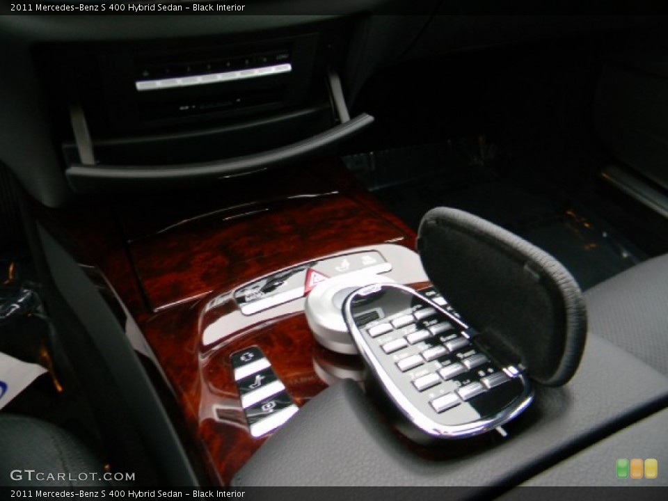 Black Interior Controls for the 2011 Mercedes-Benz S 400 Hybrid Sedan #58896486