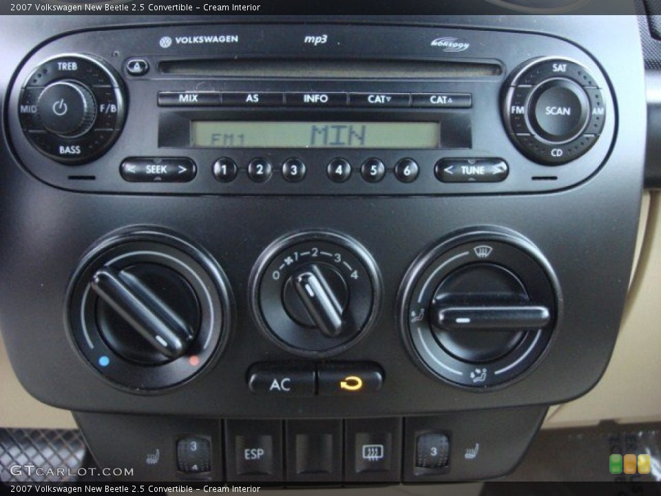 Cream Interior Controls for the 2007 Volkswagen New Beetle 2.5 Convertible #58941576