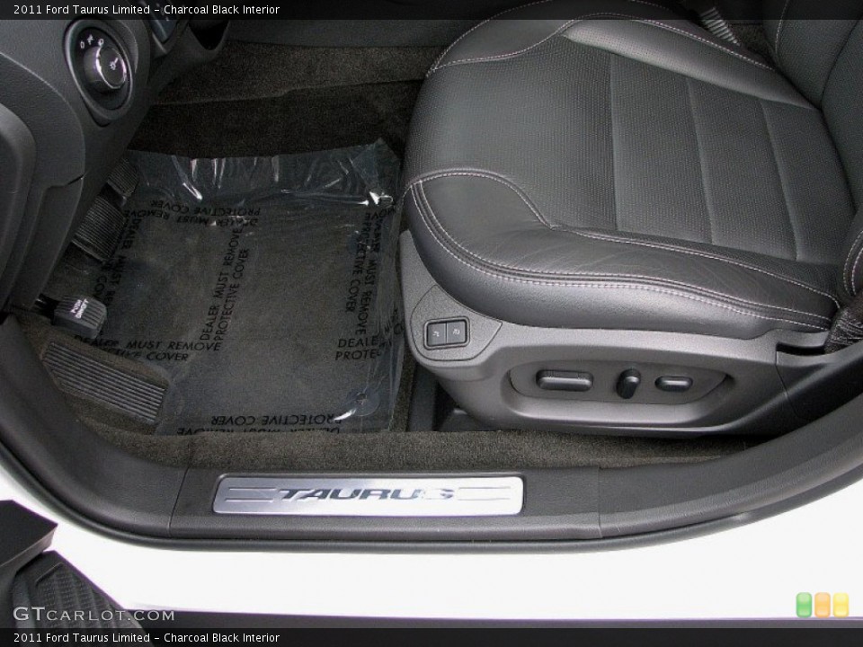 Charcoal Black Interior Photo for the 2011 Ford Taurus Limited #58960554