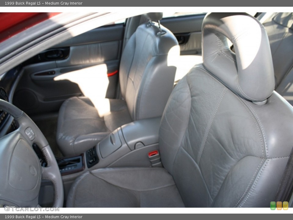 Medium Gray Interior Photo for the 1999 Buick Regal LS #59025846