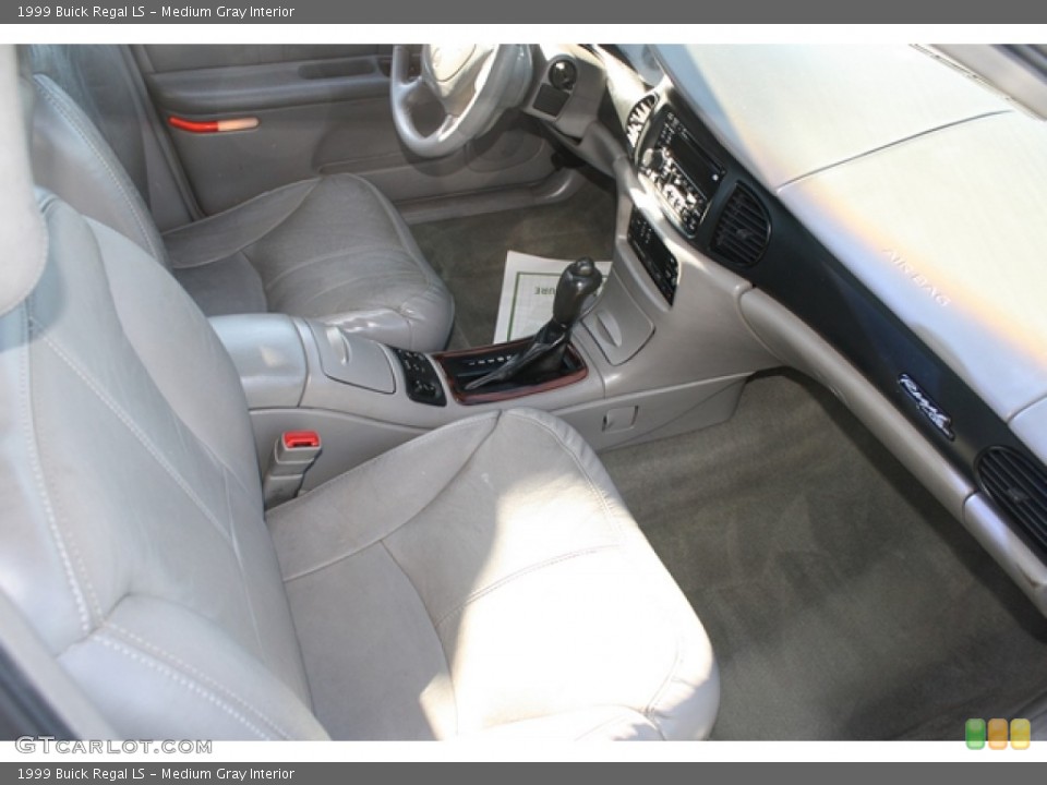 Medium Gray Interior Photo for the 1999 Buick Regal LS #59025852