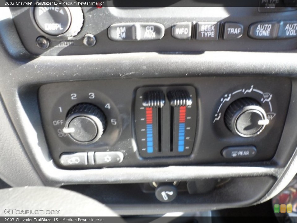 Medium Pewter Interior Controls for the 2003 Chevrolet TrailBlazer LS #59108402