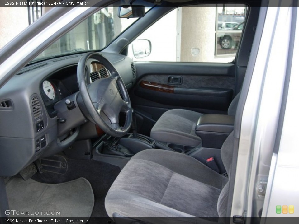 Gray Interior Photo for the 1999 Nissan Pathfinder LE 4x4 #59113439