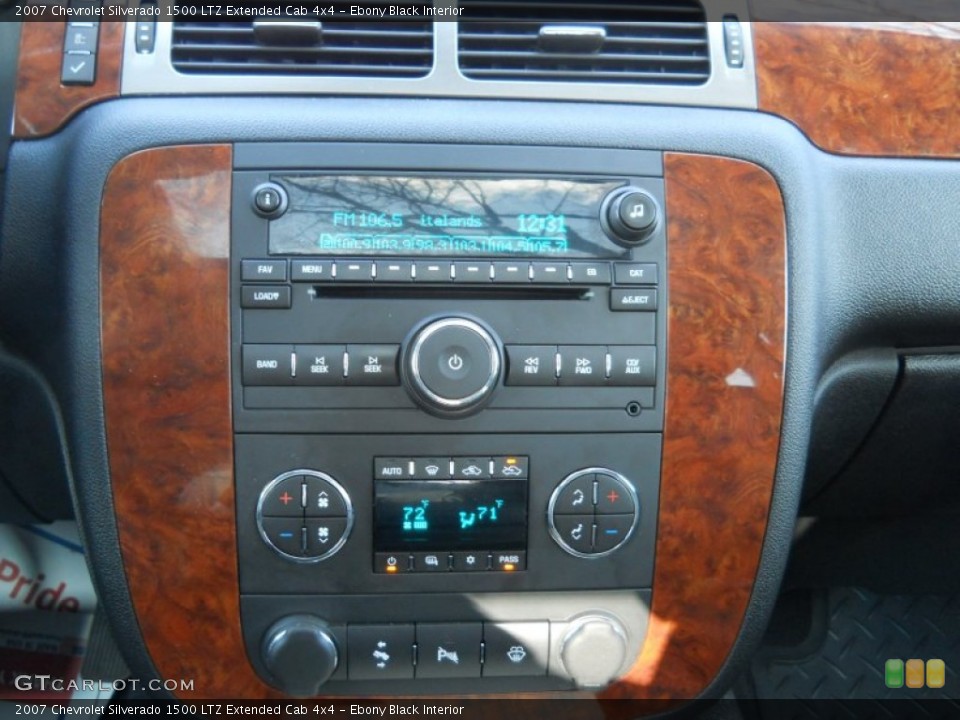 Ebony Black Interior Controls for the 2007 Chevrolet Silverado 1500 LTZ Extended Cab 4x4 #59167349