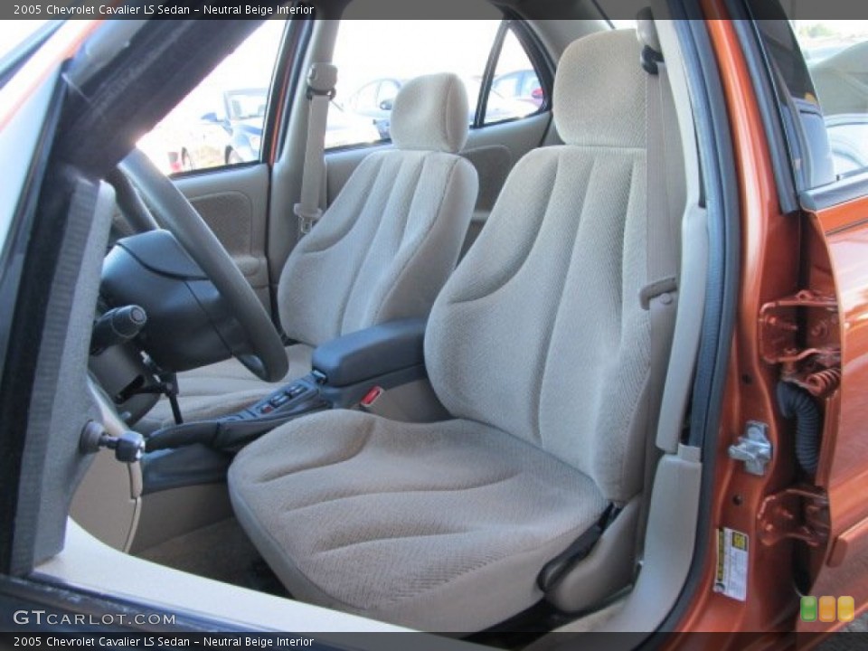 Neutral Beige Interior Photo for the 2005 Chevrolet Cavalier LS Sedan #59256495