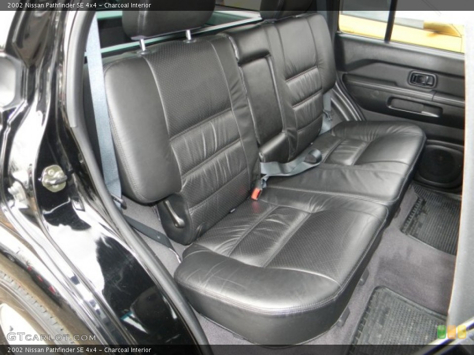 Charcoal Interior Photo for the 2002 Nissan Pathfinder SE 4x4 #59363946