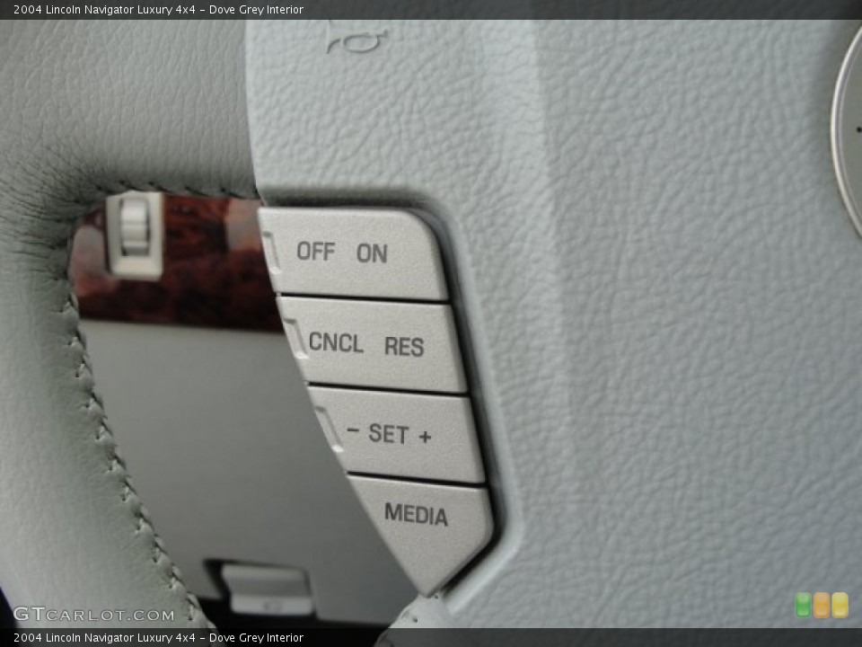 Dove Grey Interior Controls for the 2004 Lincoln Navigator Luxury 4x4 #59409349