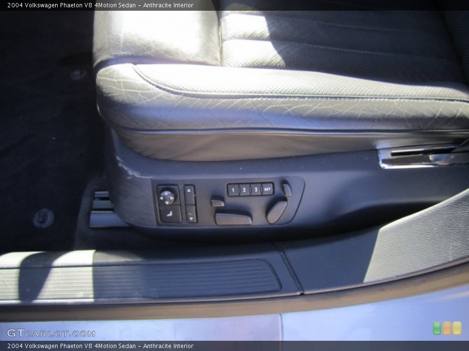 Anthracite Interior Controls for the 2004 Volkswagen Phaeton V8 4Motion Sedan #59482585