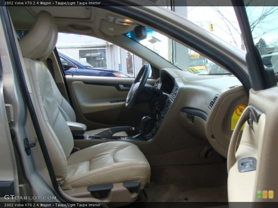 Taupe/Light Taupe Interior Photo for the 2002 Volvo V70 2.4 Wagon #59590926
