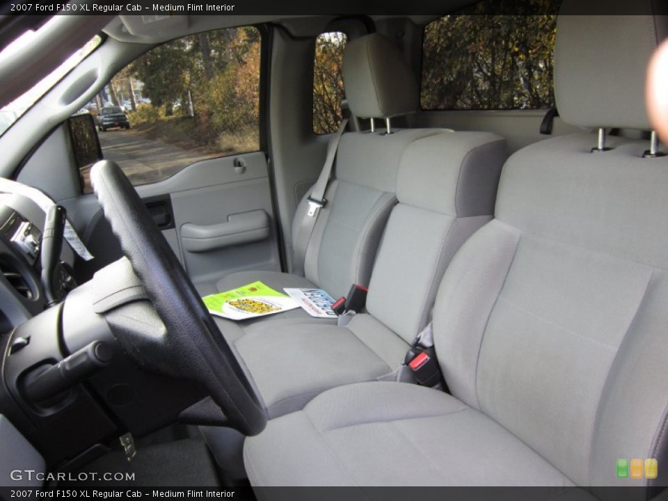 Medium Flint Interior Photo for the 2007 Ford F150 XL Regular Cab #59598522