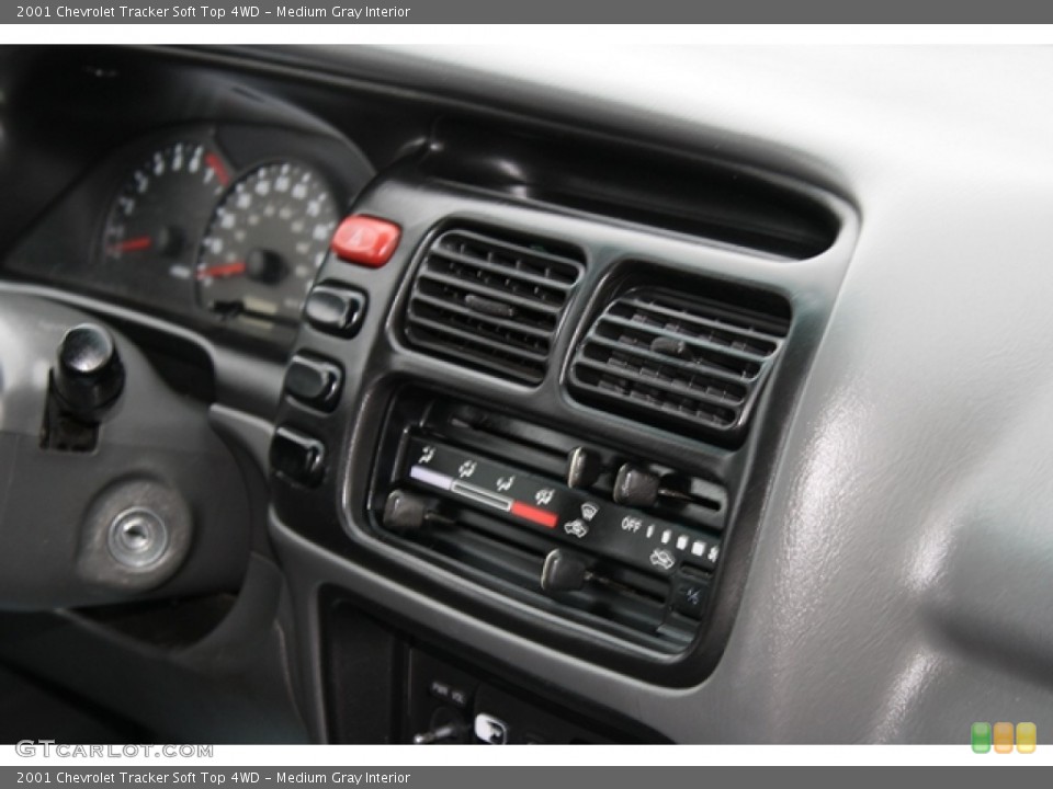 Medium Gray Interior Controls for the 2001 Chevrolet Tracker Soft Top 4WD #59613555