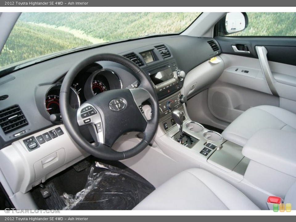 Ash Interior Photo for the 2012 Toyota Highlander SE 4WD #59615010