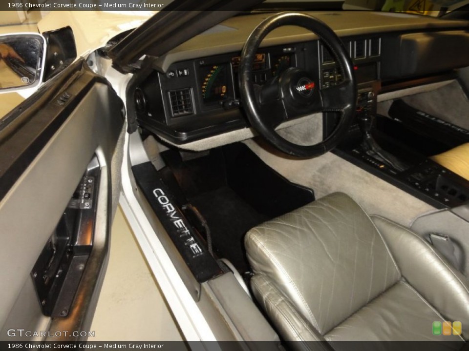 Medium Gray Interior Photo for the 1986 Chevrolet Corvette Coupe #59615979
