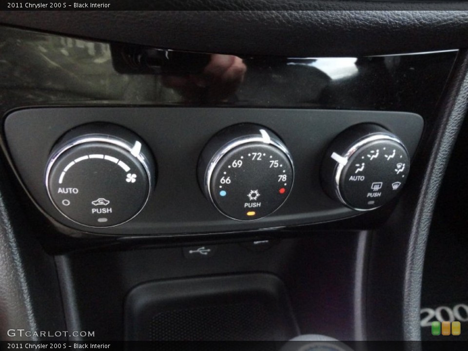 Black Interior Controls for the 2011 Chrysler 200 S #59617458